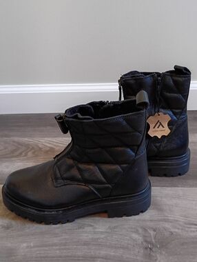 NWT ALBERTO TORRESI Women's Classic Casual Black Quilted Leather Boots Size 38